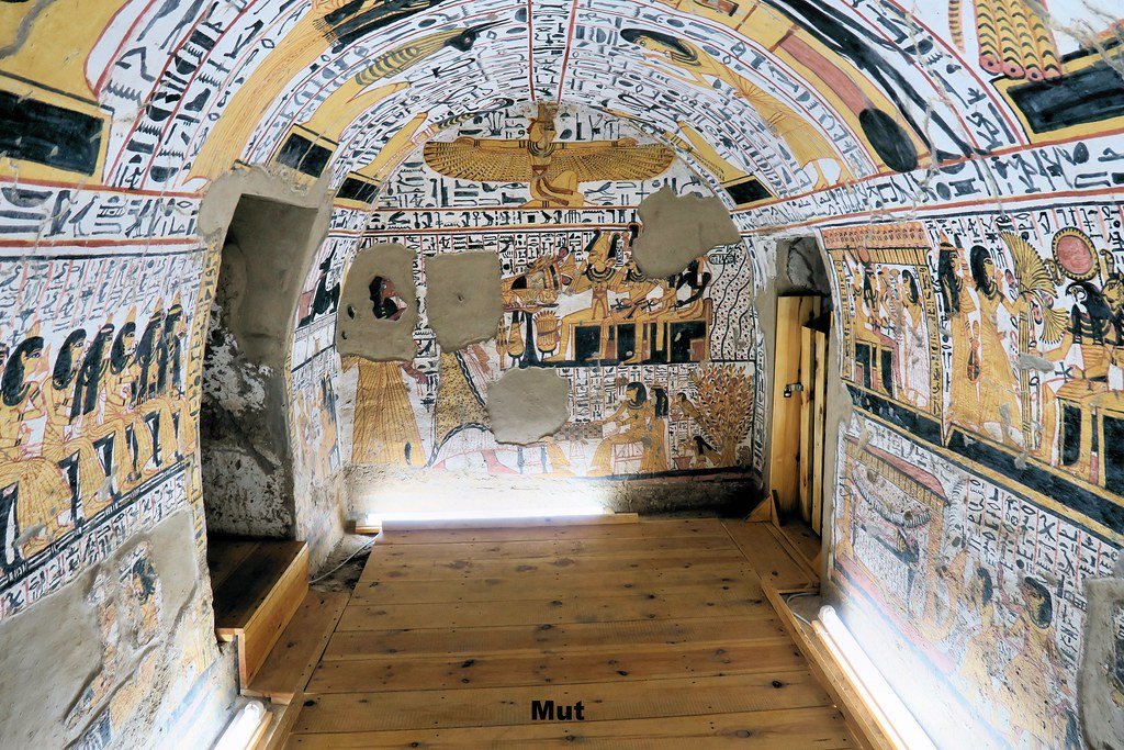 Antigua cámara funeraria egipcia en la tumba de Nebenmaat en Deir El Medina. Nebenmaat era un antiguo artesano egipcio que vivía con otros trabajadores, quienes se dedicaban a construir y decorar las tumbas en el cercano valle de los reyes, así como sus propias tumbas.