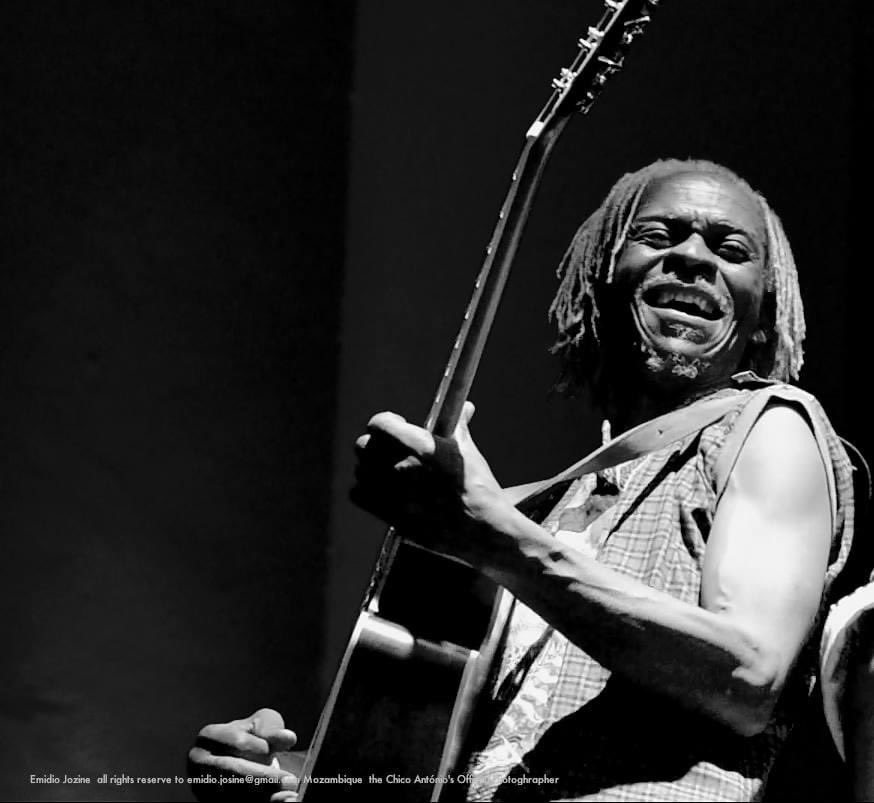 mozinforma's tweet photo. 🕊️ LUTO: Perdeu a vida o músico e compositor moçambicano Chico António, na manhã deste sábado (13/01/2023), no Hospital Central de Maputo, vítima de doença. 

Descanse em Paz Chico 🕊️🙏🏽 https://t.co/9u5m2jeZ0L