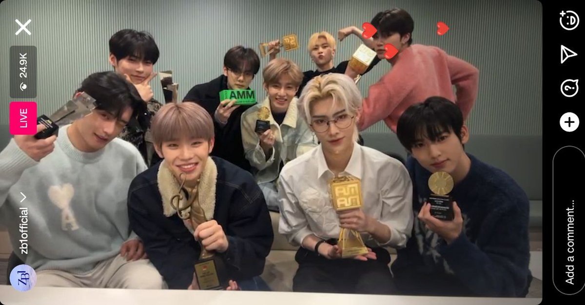 zb1area's tweet photo. Zb! Cie ciee masing-masing pegang piala semua😍🥰 https://t.co/S0SBXO9FNz