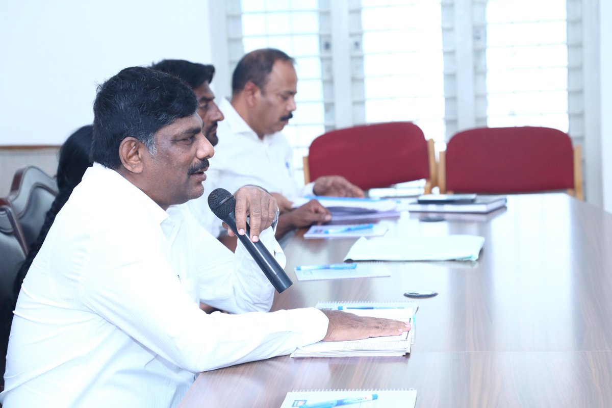 DKSureshINC's tweet photo. ಇಂದು ರಾಮನಗರದ ನಗರಸಭೆಯಲ್ಲಿ 'ಪ್ರಗತಿ ಪರಿಶೀಲನಾ' ಸಭೆಯಲ್ಲಿ ಭಾಗವಹಿಸಿದೆನು.
ನಗರಸಭೆ ವ್ಯಾಪ್ತಿಯಲ್ಲಿ ನಡೆದ ಅಭಿವೃದ್ಧಿ ಕಾರ್ಯಗಳ ಬಗ್ಗೆ ಅಧಿಕಾರಿಗಳಿಂದ ಮಾಹಿತಿ ಪಡೆದು, ಬಾಕಿ ಉಳಿದಿರುವ ಅಭಿವೃದ್ಧಿ ಕೆಲಸಗಳನ್ನು ಶೀಘ್ರದಲ್ಲಿ ಮುಗಿಸುವಂತೆ ಸೂಚಿಸಿದೆನು.
#Ramangara #TowardsProgress #DKSuresh https://t.co/I0CmFCtpEu