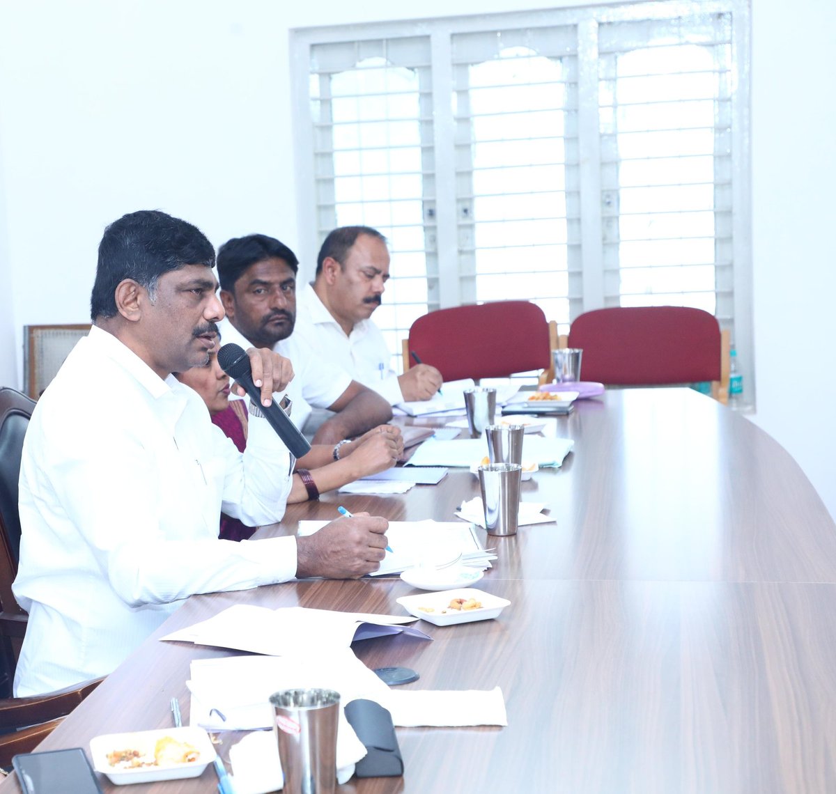 DKSureshINC's tweet photo. ಇಂದು ರಾಮನಗರದ ನಗರಸಭೆಯಲ್ಲಿ 'ಪ್ರಗತಿ ಪರಿಶೀಲನಾ' ಸಭೆಯಲ್ಲಿ ಭಾಗವಹಿಸಿದೆನು.
ನಗರಸಭೆ ವ್ಯಾಪ್ತಿಯಲ್ಲಿ ನಡೆದ ಅಭಿವೃದ್ಧಿ ಕಾರ್ಯಗಳ ಬಗ್ಗೆ ಅಧಿಕಾರಿಗಳಿಂದ ಮಾಹಿತಿ ಪಡೆದು, ಬಾಕಿ ಉಳಿದಿರುವ ಅಭಿವೃದ್ಧಿ ಕೆಲಸಗಳನ್ನು ಶೀಘ್ರದಲ್ಲಿ ಮುಗಿಸುವಂತೆ ಸೂಚಿಸಿದೆನು.
#Ramangara #TowardsProgress #DKSuresh https://t.co/I0CmFCtpEu
