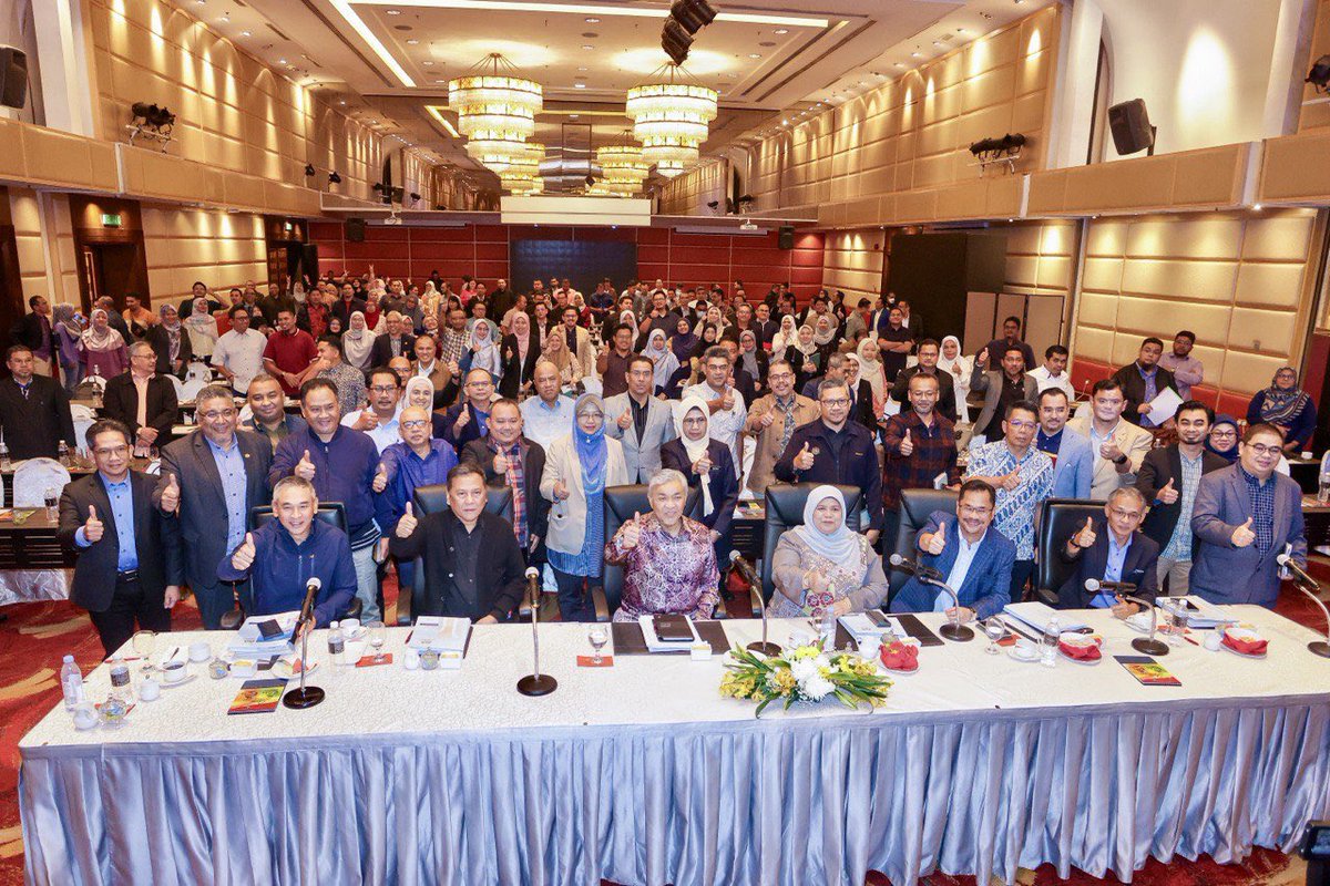 Setelah 3 hari saya berkampung bersama-sama peserta Bengkel Pemukiman KKDW 2024, hari ini saya mendengar dapatan kumpulan dan memberikan rumusan untuk dirangkum sebagai panduan bagi gerak kerja, game-changer, kpi dan quick-wins Kementerian. 

Saya amat kagum melihat komitmen yang