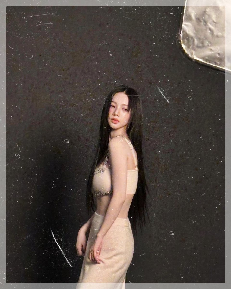 Lefsbi's tweet photo. In this extravagant photoshoot, the model strikes a regal pose, emanating sophistication and opulence. The elevated stance exudes a lavish aura, encapsulating a moment of refined elegance that resonates with the grandeur of high-end fashion. https://t.co/HXw7XFdGmN