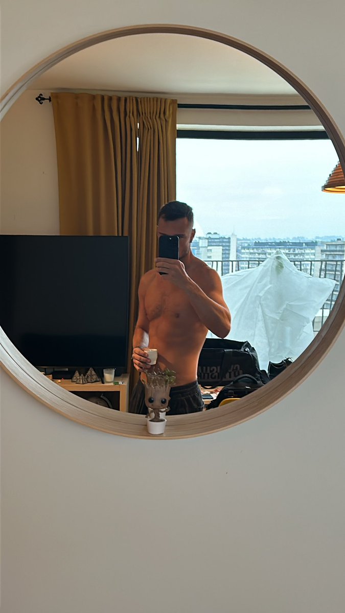 matthieu714's tweet image. Je ne me lasse pas de ce miroir 🪞🤪
#weekend #coffee #mood #mirrormirroronthewall