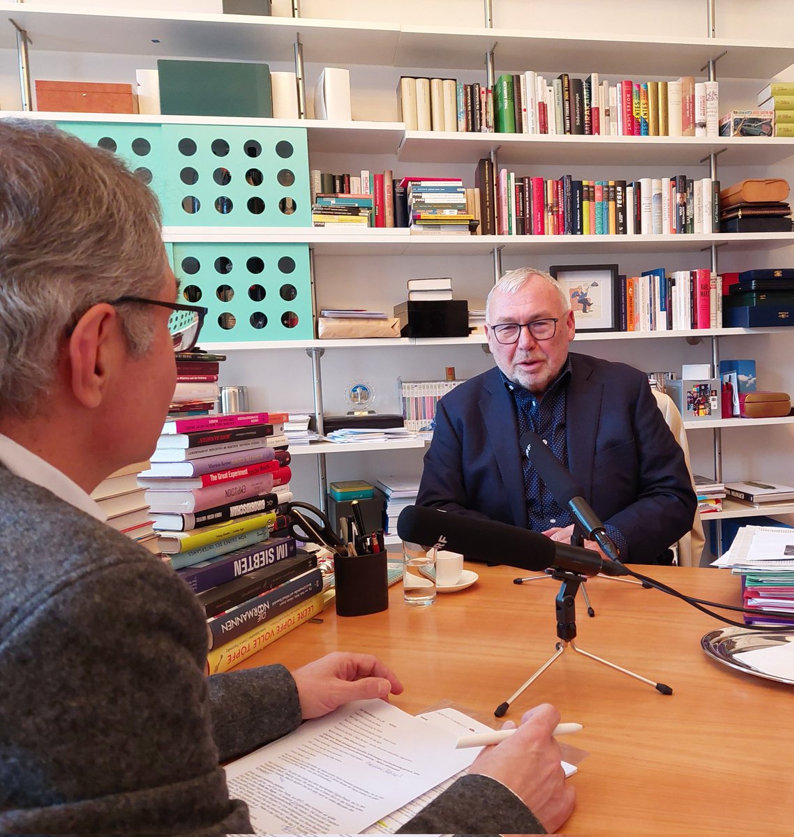 froeschmi's tweet photo. Alfred Gusenbauer: das erste Interview des Ex-Kanzlers, Signa Beraters und AR-Präsidenten nach der Megapleite-wieso der Einstieg in den Handel schuld war, wo er eigene Fehler sieht u warum er nicht aus der @SPOE_at austreten wird,  im Ö1 Mittagsjournal ab 12h https://t.co/CXqq4JmYYx