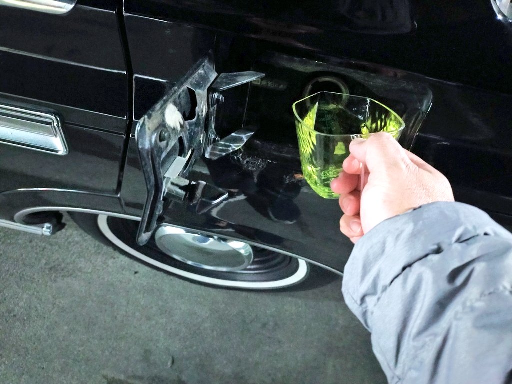 L_GS126V's tweet photo. ⛽給油ついでに軽く埃を流しました🚿
水も滴るドカ食い野郎よ…(黒号)
さぁさぁ 一杯ひっかけとくれ🍶
#クラウン #MS110 https://t.co/y8Kl8TSi0o
