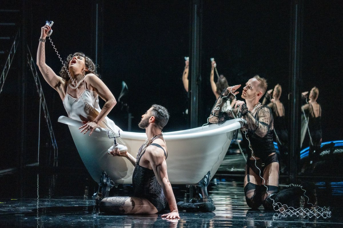Reisopera's tweet photo. De eerste scenefoto's van Powder Her Face zijn er! Absurdistisch, humoristisch &amp; hartverscheurend is deze opera over het leven van Margaret Campbell, Duchess of Argyll. Op 20/1 is de Nederlandse première @Wilminktheater @enschede https://t.co/mtDQnF1210  Foto's: Marco Borggreve https://t.co/ImR9WCUPwV