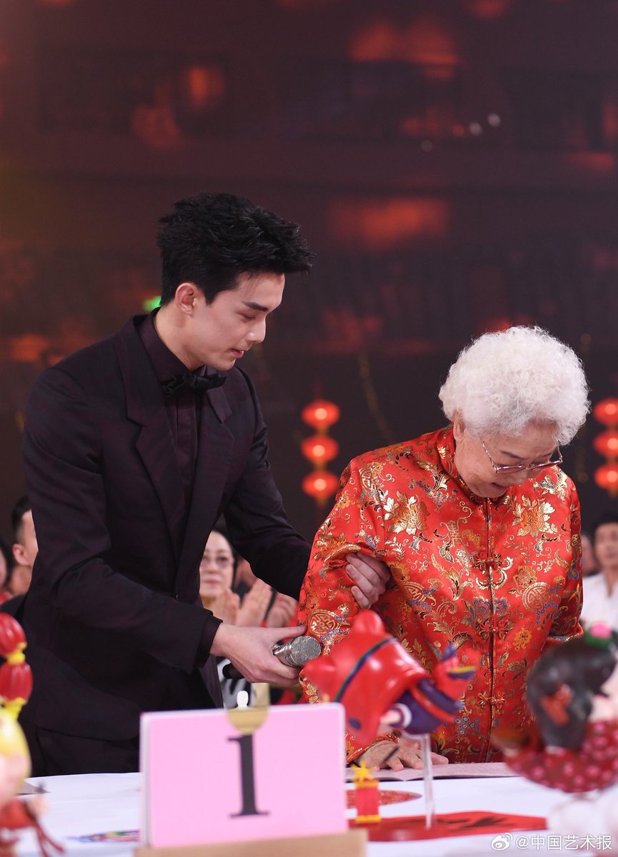 more pictures of #wulei with veteran actress tian hua @ weibo night 

he once said his duty as an actor is to promote and pass on the Chinese art heritage, which all the more make these interactions so special.