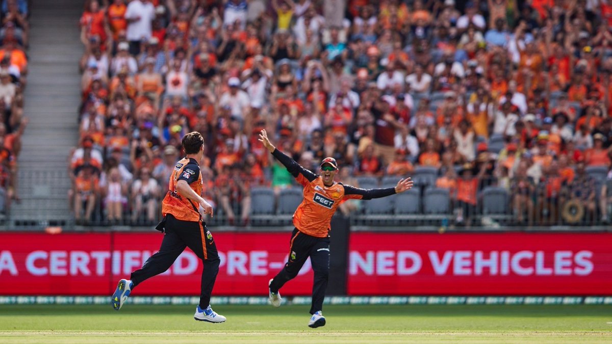 3️⃣2️⃣,5️⃣8️⃣3️⃣ in the house for @scorchersbbl v @heatbbl 🔥🔥 #BBL13 #optusstadium