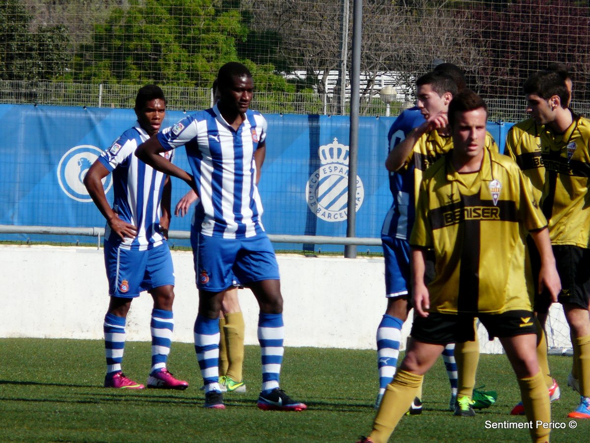 Al 2013 el #Gavà va caure al camp de l'Espanyol per 4-2, tot i avançar-se 2 cops al marcador amb gols de <a href="/aborreda/">Adri Borredà</a> i <a href="/FranOrellana9/">Fran Orellana</a>. Sylla amb un hat-trick (ara al Valladolid) i <a href="/Victor10gm/">Victor Garcia Marin</a> (Málaga) van deixar la victòria a Sadrià
Fotos: Sentiment Perico
 cfgava.blogspot.com/2013/04/espany…