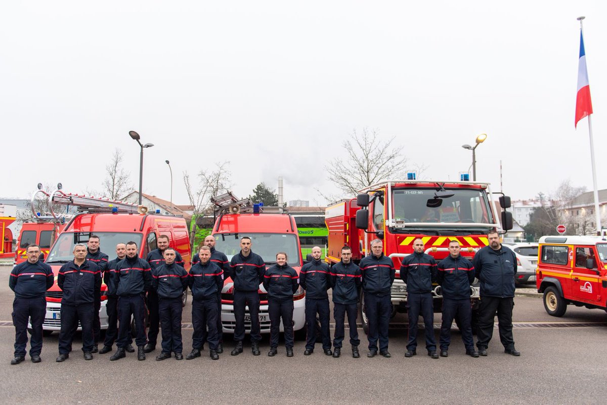 #RENFORT | Départ du CIS de Chalon-sur-Saône de 16 sapeurs-pompiers <a href="/SDIS71/">Sapeurs-pompiers de Saône-et-Loire</a> engagés par <a href="/COZ_EST/">COZ EST 🇫🇷 🇪🇺</a> avec <a href="/SDIS51/">Sapeurs-pompiers de la Marne</a> en renfort des crues inondations du Nord.
➡Une relève d'une semaine constituée de 79 pompiers venus des zones Est &amp; Ouest
✅Courage et prudence à tous !
📸<a href="/NicolasTitre/">Titre Nicolas</a>