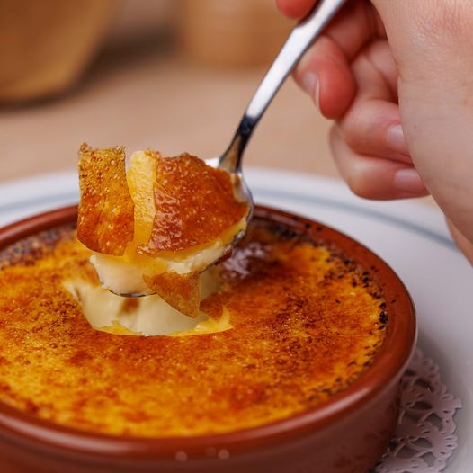 Pour le dessert, faites vous plaisir en goûtant notre crème brûlée à la vanille, au Bon Vivre, sa texture crémeuse et sa couche caramélisée bien croustillante...
#LeBonVivre #restotoulouse #RestaurantToulouse #toulousemaville #bonnesadressestoulouse #visittoulouse