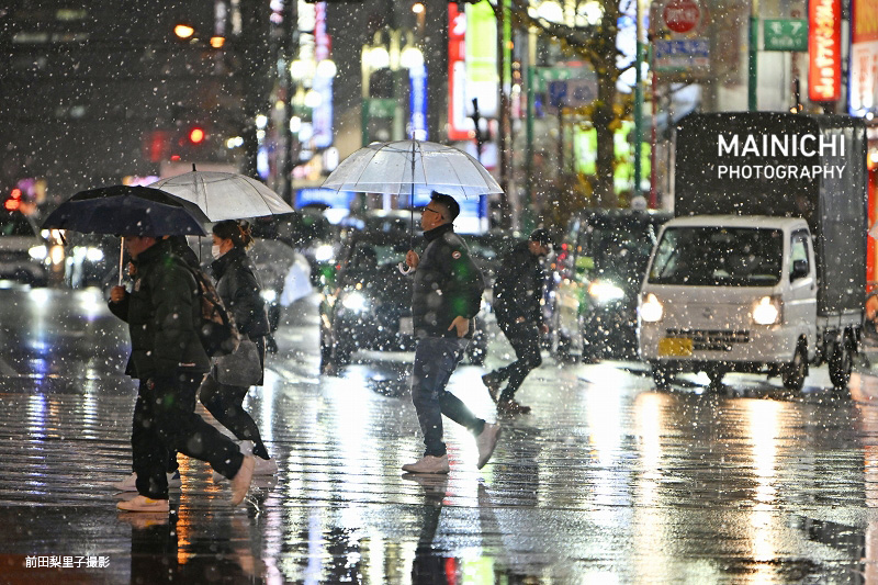 mainichiphoto's tweet photo. 気象庁は13日、東京都心で #初雪 が観測されたと発表しました。東日本の上空に寒気が流れ込んだといい、午後5時20分ごろ、港区の気象庁本庁舎で確認されました。

写真特集　https://t.co/SVVv4Or4hY
#東京初雪 https://t.co/AMenqljDDj