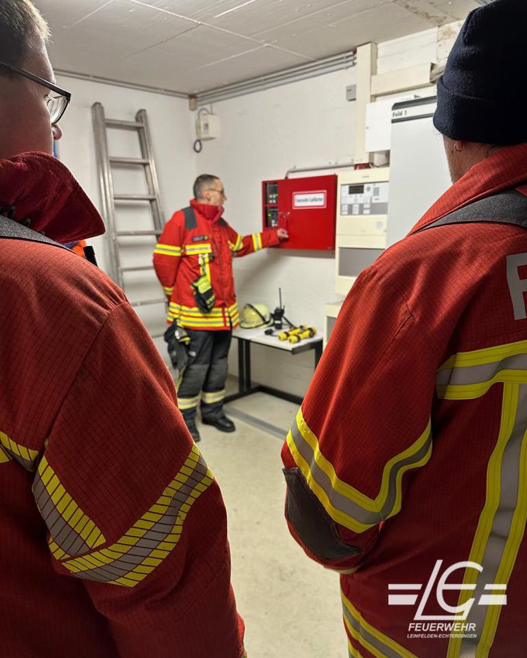 FeuerwehrLE's tweet photo. Brandmeldeanlage werden nach einem bestimmten Muster abgearbeitet. Wir haben uns gestern in Musberg ausführlich mit den verschiedenen Schritten beschäftigt und unser Wissen aufgefrischt. ✅
#WirFürLE #FreiwilligStarkFürLE #FFLE #Ehrenamt ^cz https://t.co/wmP8QnvgB3