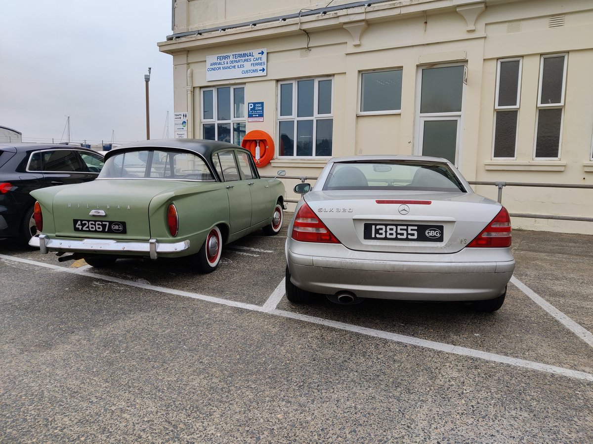 ContraryCabrio's tweet image. SHE'S LOOKING AT ANOTHER CAR 🤬