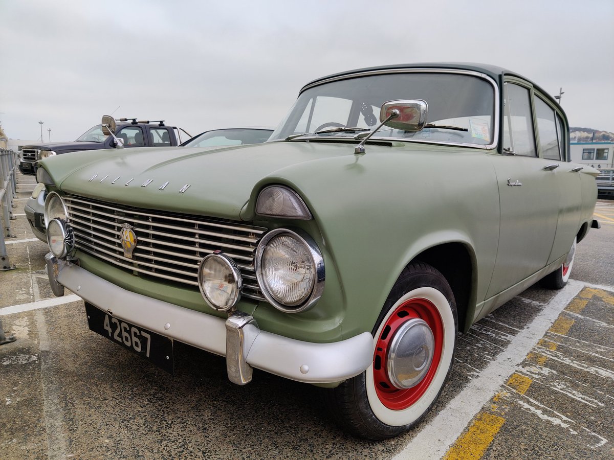 ContraryCabrio's tweet image. SHE'S LOOKING AT ANOTHER CAR 🤬