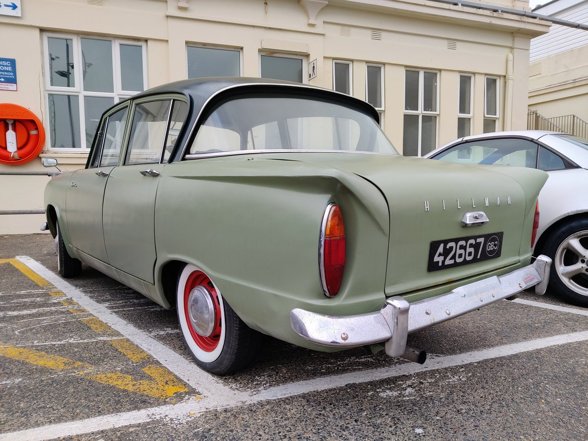 ContraryCabrio's tweet image. SHE'S LOOKING AT ANOTHER CAR 🤬