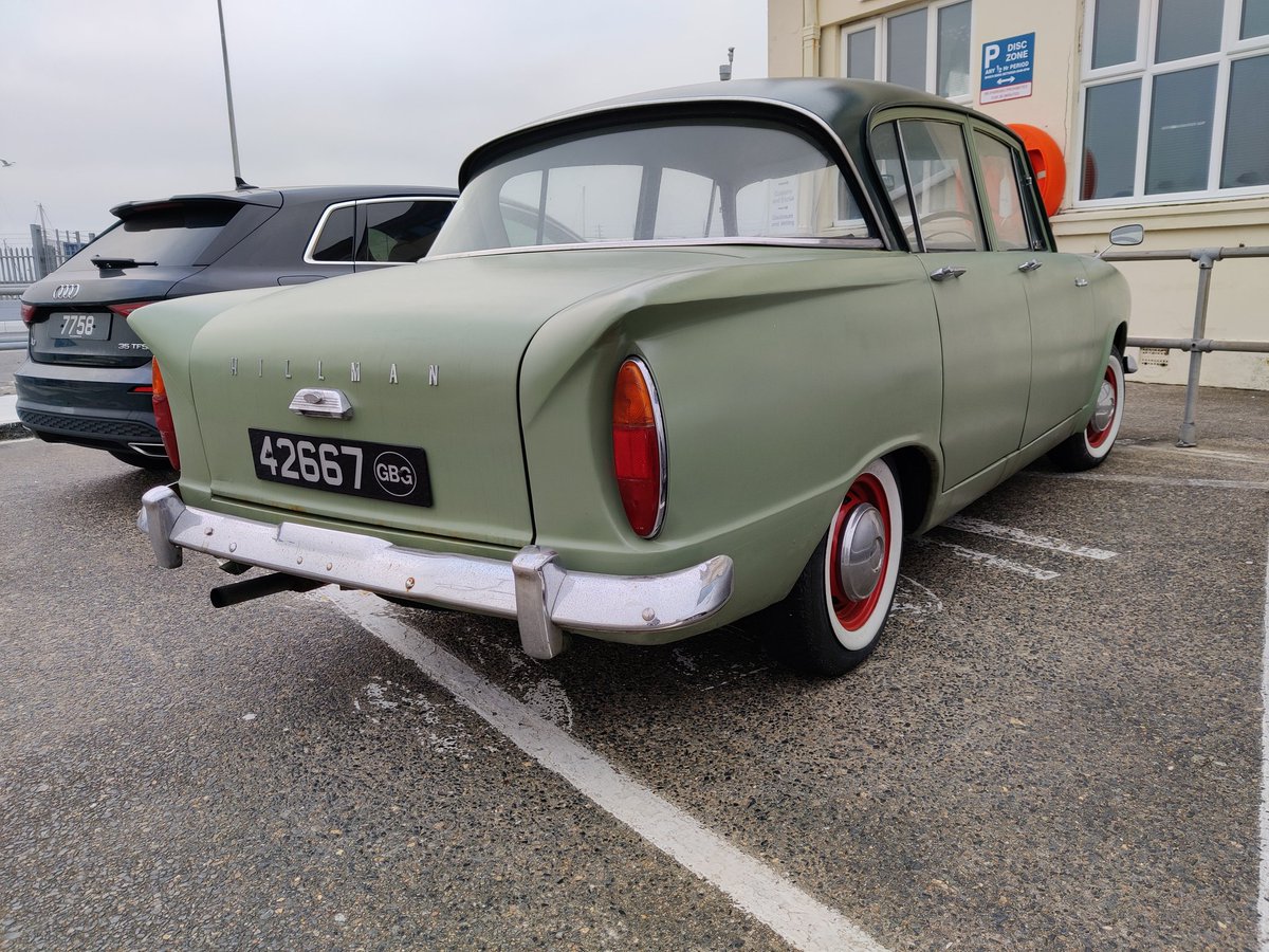 ContraryCabrio's tweet image. SHE'S LOOKING AT ANOTHER CAR 🤬