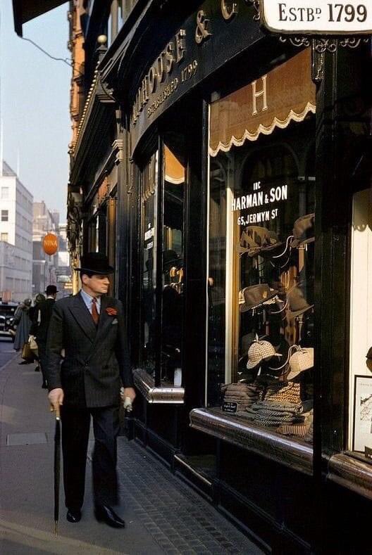 City Gent, Jermyn Street, London 1953
#TheWayWeWere
#SocialHistory
#OurHistory
#WhiteHistory