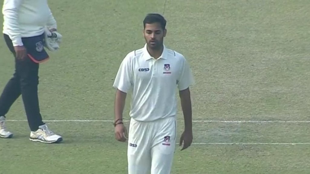 8 WICKET HAUL BY BHUVNESHWAR KUMAR...!!! 🫡

- 8/41 by Bhuvi who's playing his first FC match in 6 years and he bowled a spell to remember, he's still one of the best.