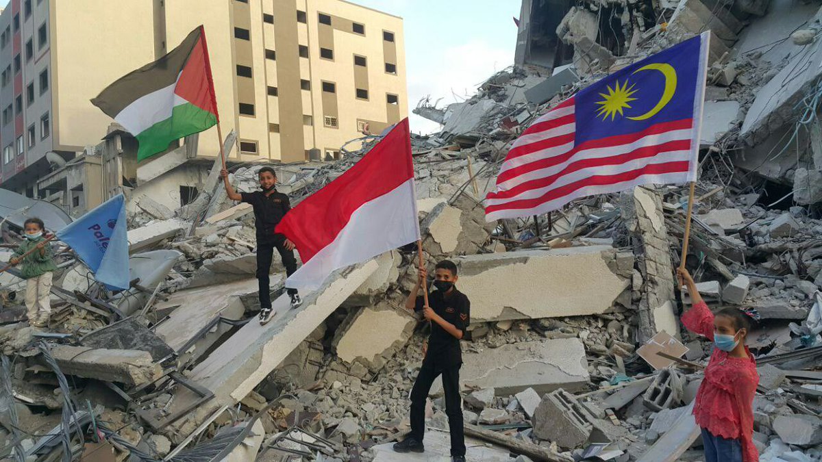 conan_idn's tweet photo. @DrLoupis @marSyaheedAS @Kahlissee Indonesia stand with Palestine.
🇮🇩🇵🇸

LONG LIVE RESISTANCE 🇮🇩🇵🇸🇱🇷 https://t.co/q4IKQ0FN3Y