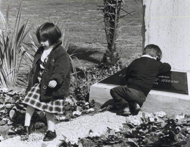 #TalDiaComoHoy de 1979 #ETA asesinó en la carretera que une el santuario de Loyola y #Azpeitia a tres agentes de la <a href="/guardiacivil/">Guardia Civil</a>, Miguel García, Fco Mota y Fco Gómez.

Dejaron 7 niños huérfanos que sólo podrán recorrer los km que hay hasta las tumbas de sus padres.

HILO ⤵️