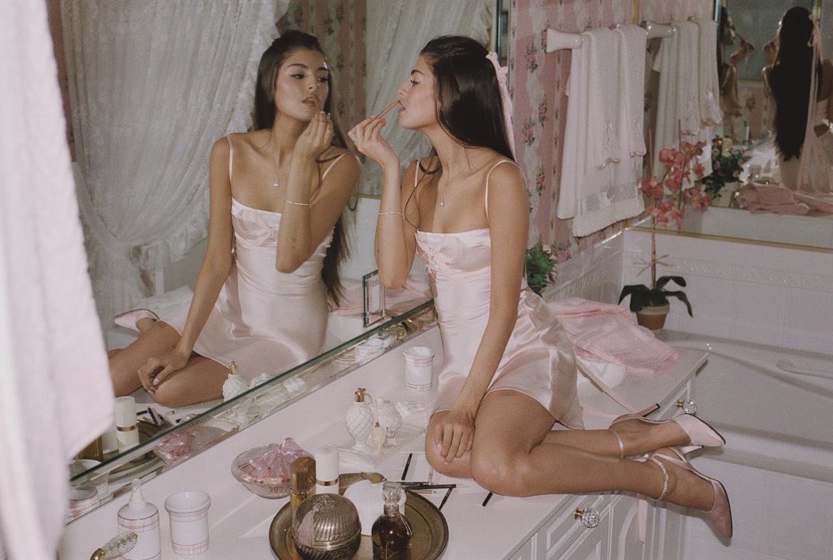 DI0RSBABY's tweet photo. the aesthetic of mirror palais valentine's day capsule collection >>> https://t.co/GM3242qPr9