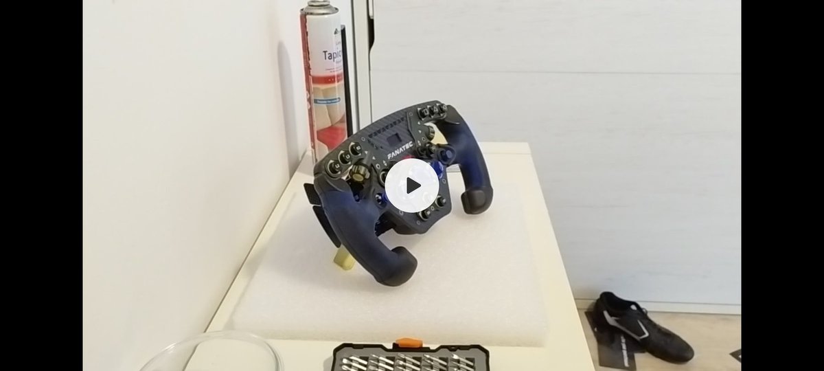 Linocabrerad's tweet photo. Estoy limpiando las empuñaduras de mi volante y la verdad muy sorprendido que quede tan limpio.. si parece nuevo.. pronto enseñaremos el proceso y el resultado https://t.co/zMDGgFxXjQ