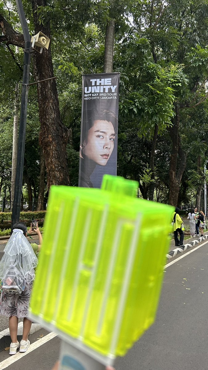 johnjaezone's tweet photo. Beginilah kalo nonton dadakan, baru cari rental ls 3 jam sebelom konser wkwkw https://t.co/016Zdd61CJ