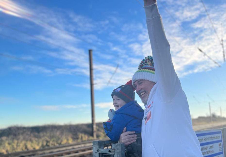 Massive thenks to the <a href="/LNER/">London North Eastern Railway</a> driver who tooted at Claypole crossing south of Newark at 0948 today and put a massive smile on little boys face #Earlyrecruit ❤️