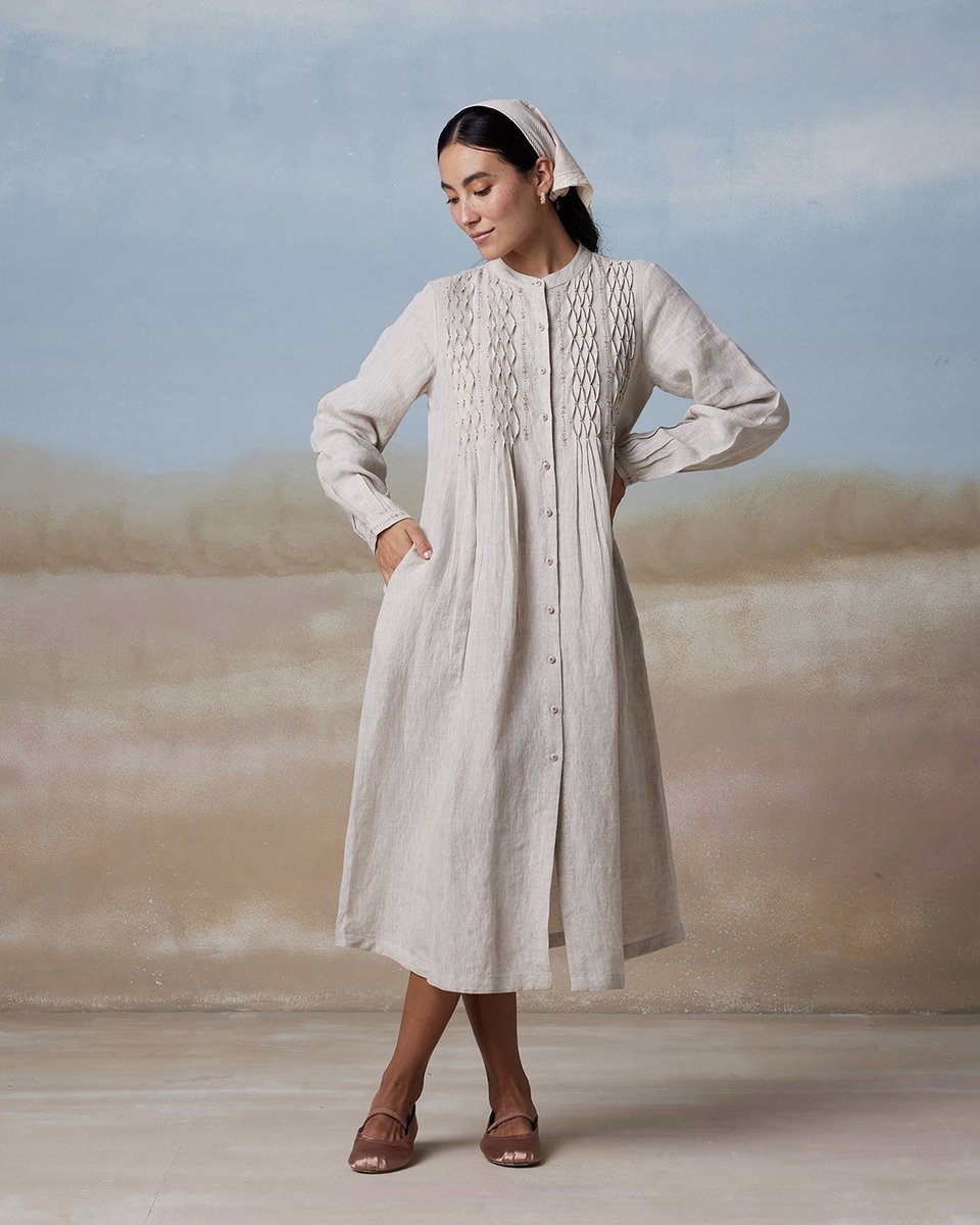 BunaStudio's tweet image. Embracing the joys of nature, Maggie’s Farm Dress in handwoven linen with delicate embroidery and hand smocking, reminiscent of the good ole’ slow days living in the countryside 🌾

bunastudio.com/products/maggi…

#Buna #BunaStudio #lightnessofbeing #smocking #linendress #handwoven