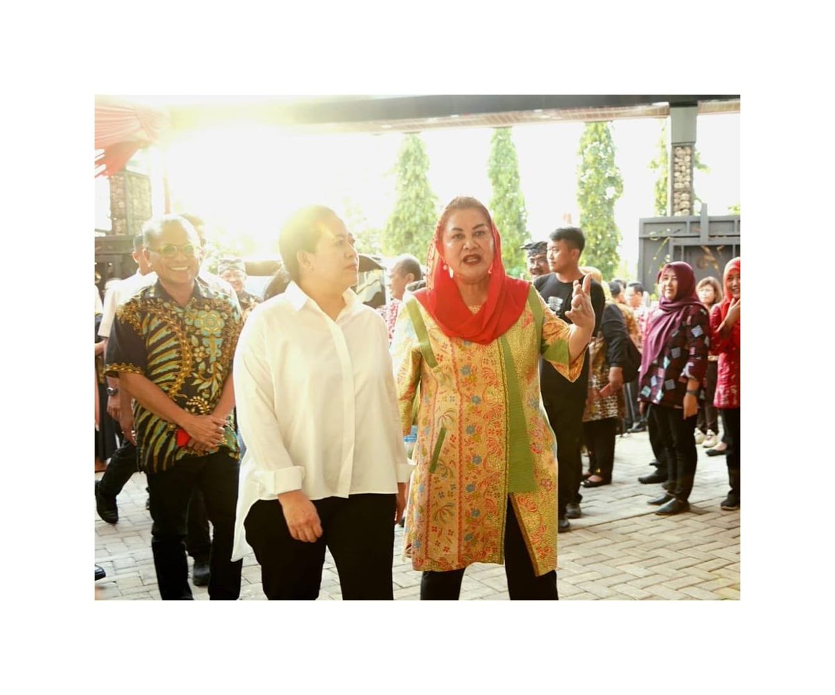 Matur nuwun Mbak <a href="/puanmaharaniri/">Puan Maharani</a> Ketua DPR RI sampun mampir Ke Sentra Batik Kampung Malon Semarang...

Semoga ini menjadi pemacu untuk para pelaku UMKM di Kota Semarang untuk terus berinovasi dan berkarya agar pelaku UMKM naik kelas 💪🏻💪🏻