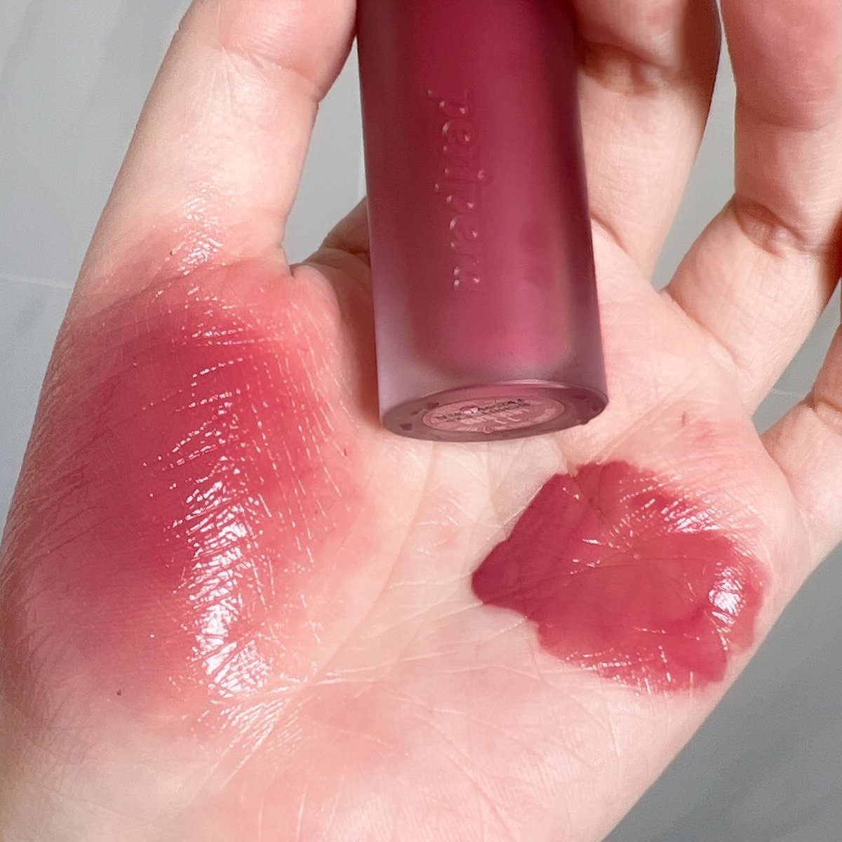 fonfondly's tweet photo. Peripera .. รุ่นนี้เหมือนกินน้ำ 8 แก้วฉ่ำๆ สีสวย สีชัดมากๆ 🍒 สีนี้ทาแล้วหน้าผ่อง ไบร์ทอะชอบบบ https://t.co/9SPGLr0om9