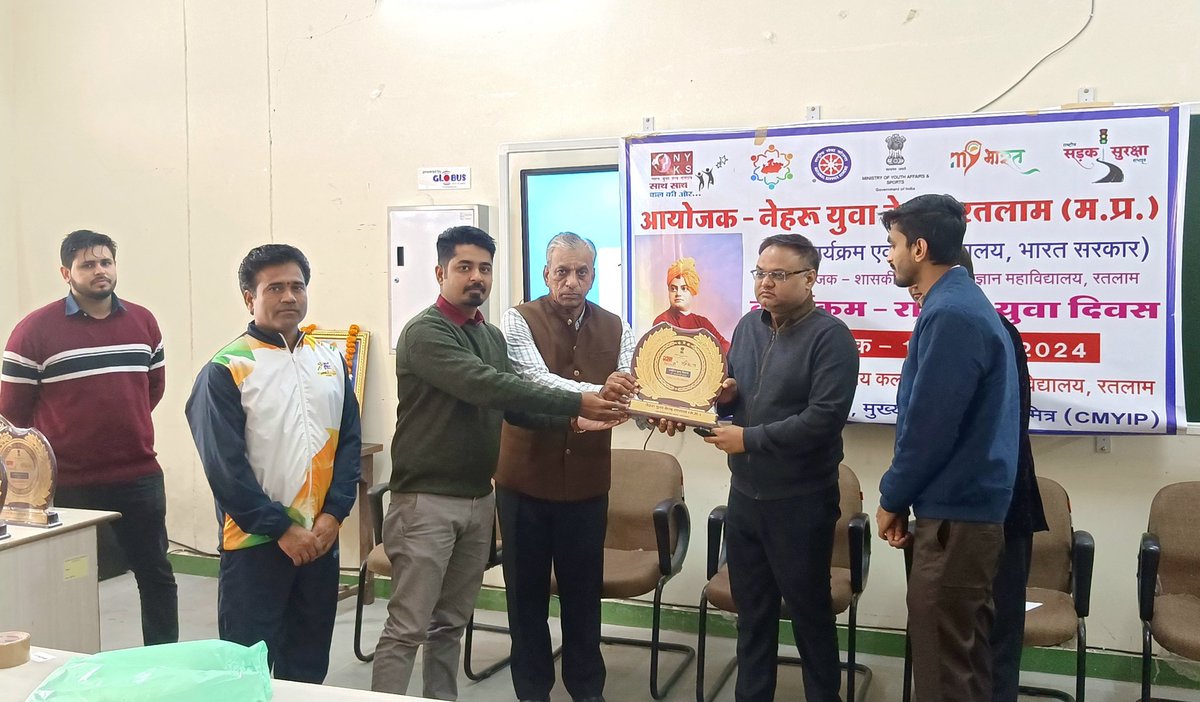 CMYIPRATLAM's tweet photo. On National Youth Day, @CMYIP_ Ratlam co-organized #nationalyouthday program with Nehru Yuva Kendra Ratlam. District Collector Shri Bhaskar Lakshakar sir was present as the chief guest in the program. 
@CMMadhyaPradesh
@Connect_Lokesh @Iamanshulsaxena 
@AIGGPA https://t.co/UQfQVUQQ70