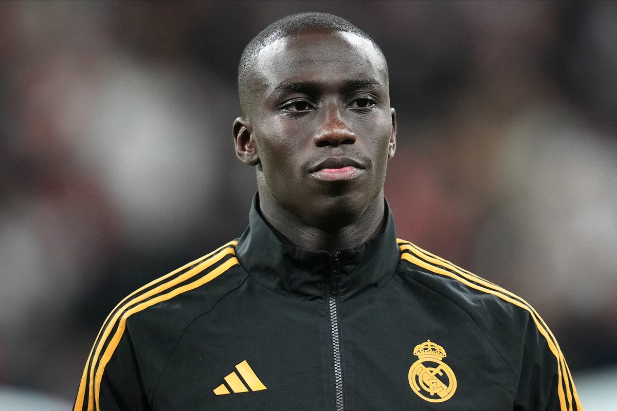 ActuFoot_'s tweet photo. Carlo Ancelotti : « Ferland Mendy ? Pour moi, c'est le 𝗺𝗲𝗶𝗹𝗹𝗲𝘂𝗿 𝗹𝗮𝘁𝗲́𝗿𝗮𝗹 𝗴𝗮𝘂𝗰𝗵𝗲 𝗱𝗲́𝗳𝗲𝗻𝘀𝗶𝗳 𝗮𝘂 𝗺𝗼𝗻𝗱𝗲. Il peut encore s'améliorer en attaque mais quand il est en forme, il est le meilleur défensivement. » 💪🇫🇷

🎙️ conf. de presse https://t.co/kdMNwDTGbi