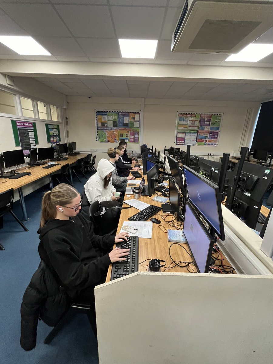 Saturday morning GCSE PE drop in session in full swing! Revision, Coursework writing and troubleshooting on the go <a href="/Broadwaterstaff/">Broadwater School</a> Great commitment! #byincrementsconquer