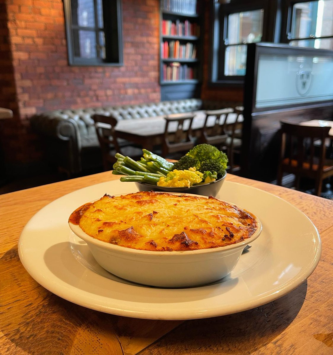 NewcastleNE1's tweet photo. Treat yourself to seriously good food at @BridgeTavernPub this #NE1RestaurantWeek! 🤤
Dine under the iconic Tyne Bridge with their £20 and £25 offers, featuring everything from bao buns to braised beef - and so much more! 🍽️🌉
https://t.co/skNwelkqx3 https://t.co/qV291H6kLw