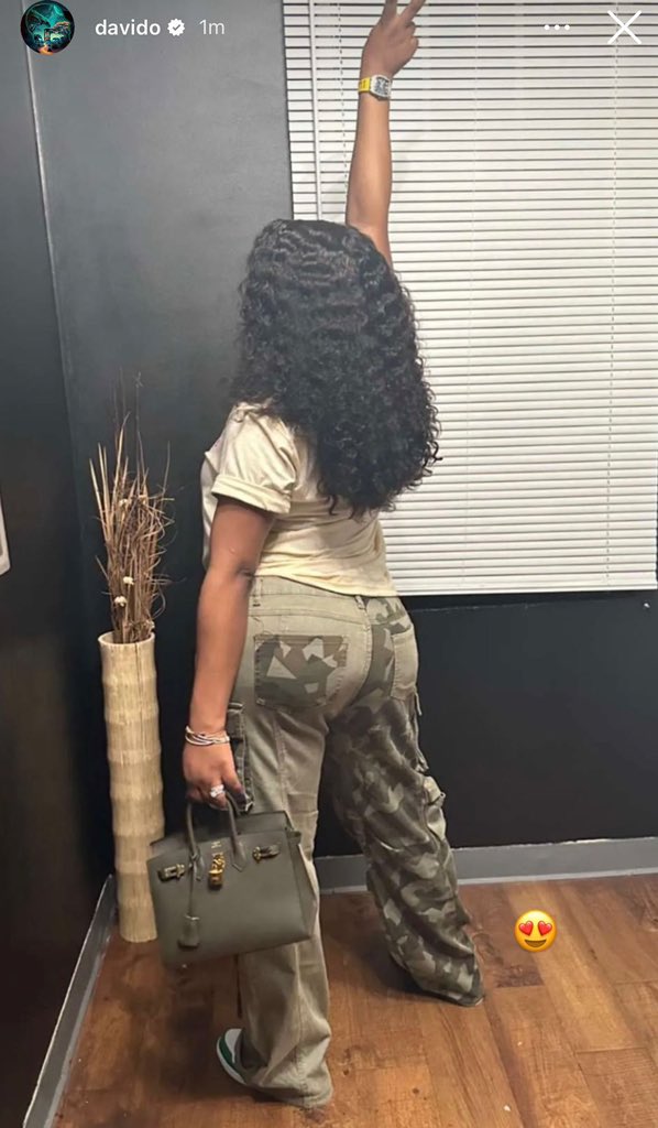 Dhavidote's tweet photo. Davido don post ein wife again😂❤️ https://t.co/EFkCv6gr1S