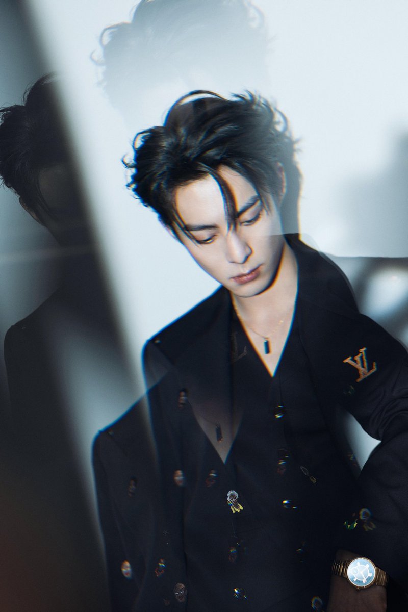 240113 #DylanWang studio updates for the Weibo Night 2023 red