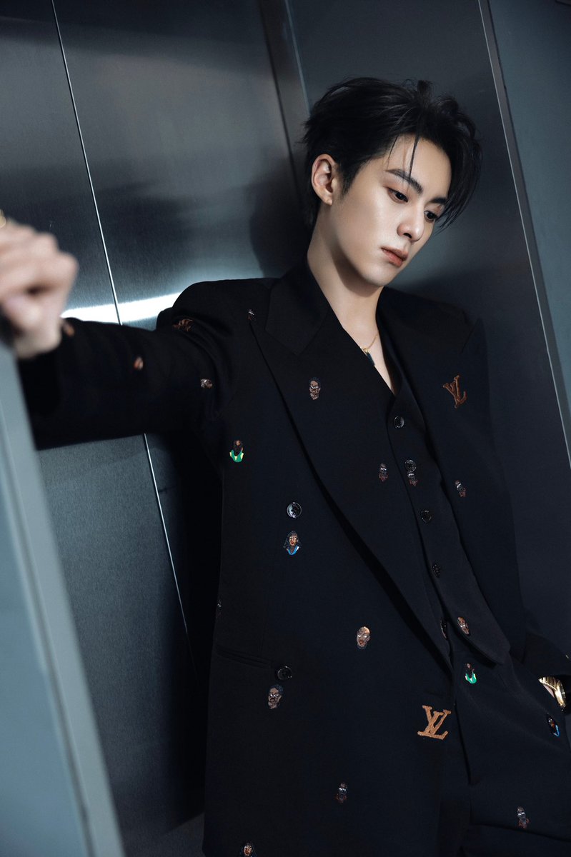 WangHediFolder's tweet photo. 240113 #DylanWang studio updates for the Weibo Night 2023 red carpet look❸

#WangHedi #王鹤棣 https://t.co/20FJJ4Neg7