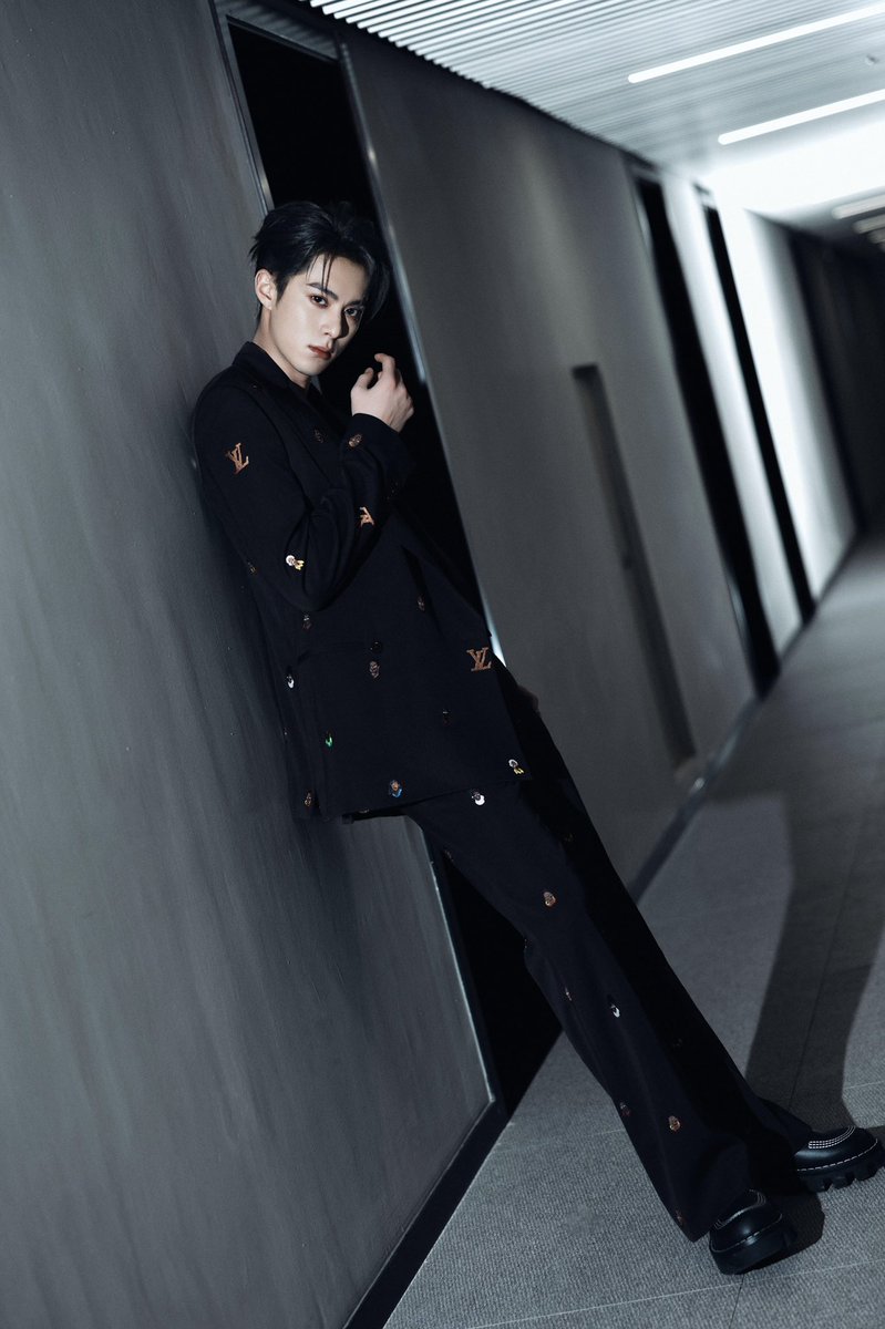 WangHediFolder's tweet photo. 240113 #DylanWang studio updates for the Weibo Night 2023 red carpet look❸

#WangHedi #王鹤棣 https://t.co/20FJJ4Neg7