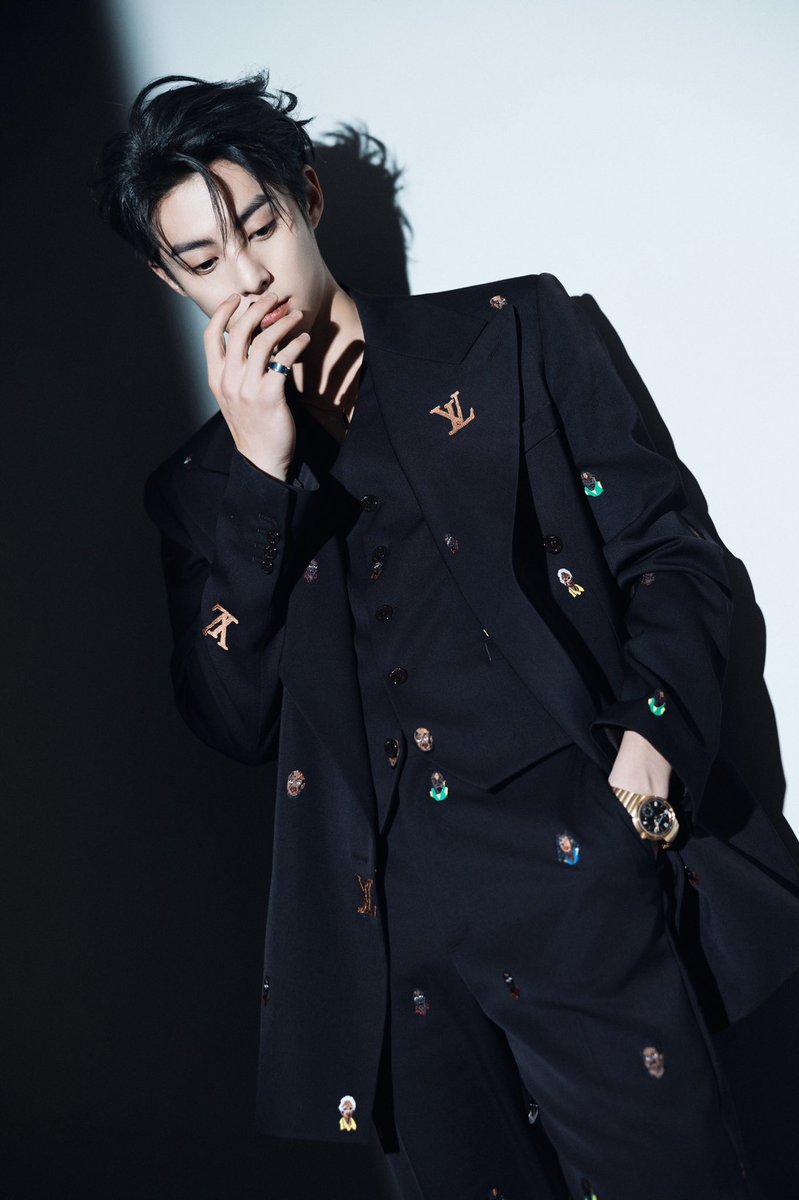 WangHediFolder's tweet photo. 240113 #DylanWang studio updates for the Weibo Night 2023 red carpet look❸

#WangHedi #王鹤棣 https://t.co/20FJJ4Neg7