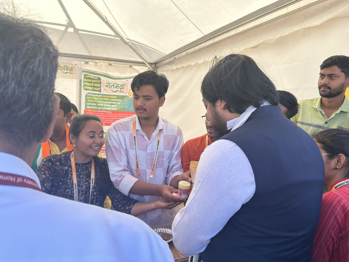 Shri Nisith Pramanik, Hon’ble MoS YAS visited the food stalls at the 27th #NationalYouthFestival2024 and tried delicious food items prepared by vendors from different states of India and motivated them while appreciating the taste and quality of the food. #NationalYouthDay2024