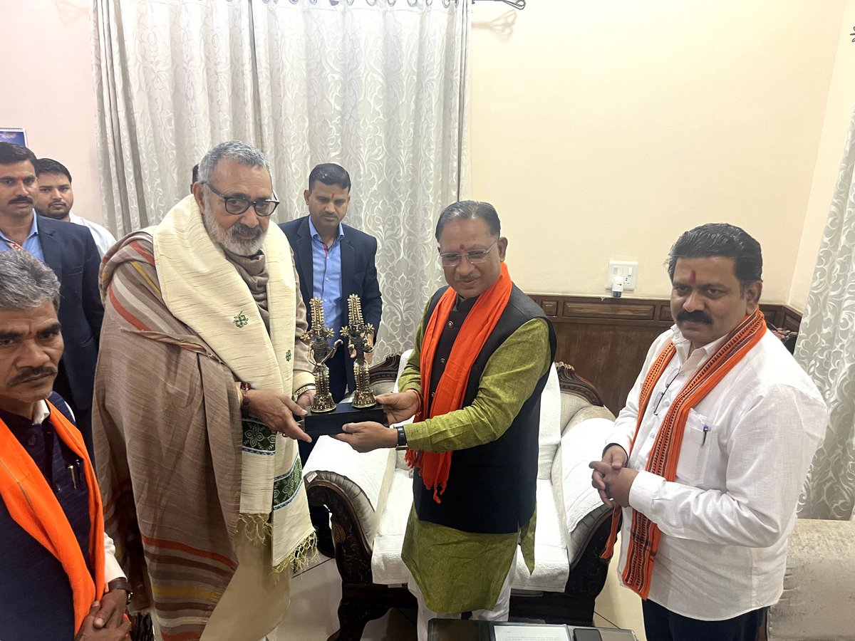 केन्द्रीय ग्रामीण विकास एवं पंचायती राज मंत्री श्री <a href="/girirajsinghbjp/">Giriraj Singh</a> जी के छत्तीसगढ़ आगमन पर आज मुख्यमंत्री श्री <a href="/vishnudsai/">Vishnu Deo Sai</a> जी ने ‘पहुना’ में उनका स्वागत कर स्मृति चिह्न भेंट किया। 
साथ में विधायक श्री <a href="/ishwarsahumla/">Ishwar Sahu, MLA</a> जी, विधायक श्री @UmuSushant जी उपस्थित रहे।