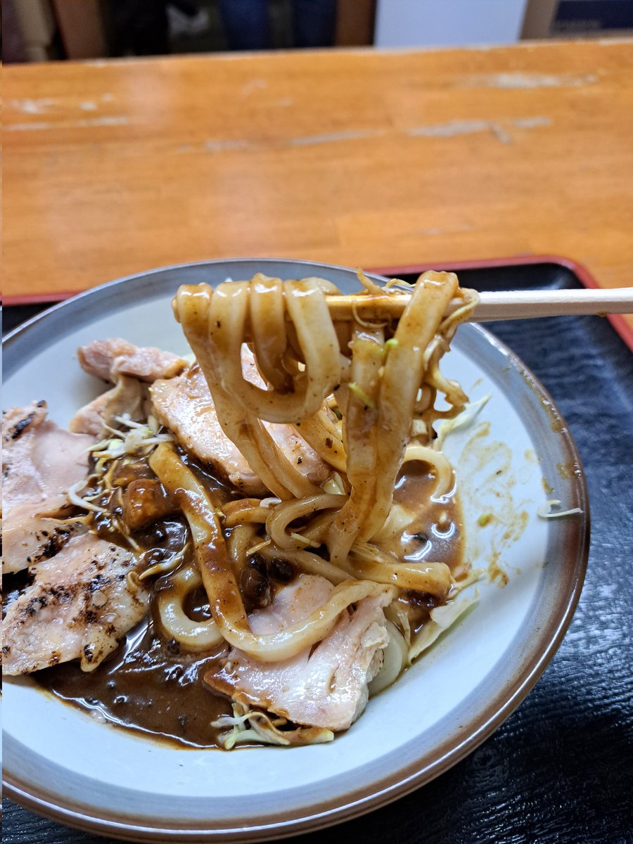 #夜よしや
カレーうどんに鶏チャーとキャベツトッピング☺️サイン色紙はヨコクラ大将のひできさんのを✨
ないと思ってましたがあって良かった❤️奥田麻衣ちゃんも来ていた！