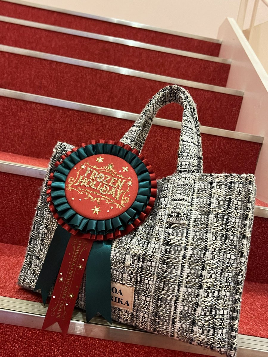somecOs467's tweet photo. フローズンホリデイロゼットデコ💎
ロゴに合わせたゴールドを基調に、雪の結晶をイメージしてオーロラカラーのストーンと、組カラーのペリドットカラーのストーンも忍ばせて、大満足の仕上がり🥰 https://t.co/w2K2PlAd1v
