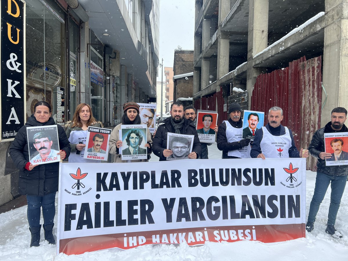 Tıpkı Gazeteci Metin Göktepe’nin #CumartesiAnnelerine verdiği ses gibi bizlerde bu gün gözaltında katledilen Metin Göktepe için toplandık.

#CumartesiAnneleri
#Yüksekova