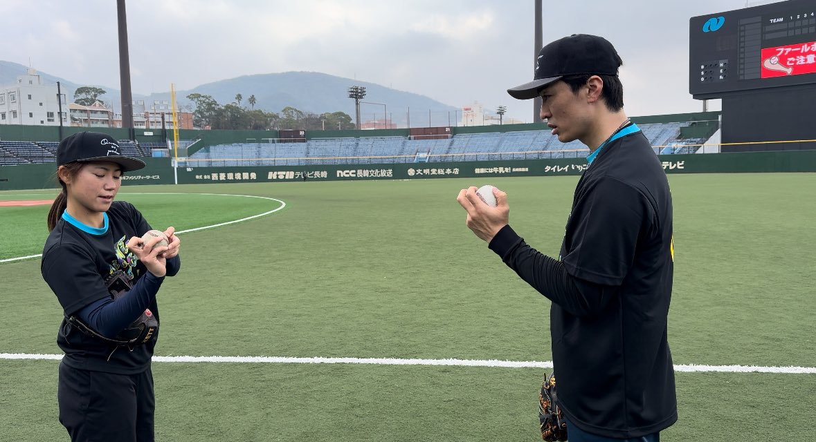 CUBE_inc3's tweet photo. team21、和田毅投手に、
ナックルを受けていただきました⚾️

たくさんの学びをいただき、
本当にありがとうございます���

-keep going-

ぜひご覧ください😊

→→→
https://t.co/jVDPRcNe1W

--------
#和田毅 #福岡ソフトバンクホークス 
#吉田えり #ナックルボール #ナックル姫 
#knuckleball  @49e_yoshida