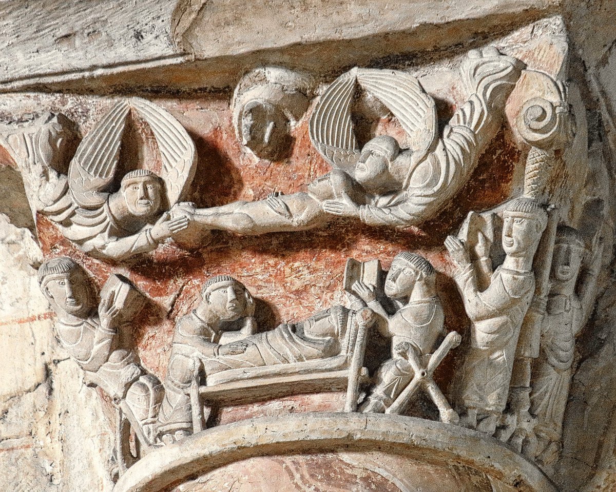 RomanicoEspana's tweet photo. Hoy 13 de enero se celebra la festividad de San Hilario de Poitiers y precisamente en la basílica a él dedicada en esa ciudad francesa se conserva un precioso e interesantísmo capitel que representa su muerte y ascenso de su alma a los cielos portada por ángeles
#FelizSábado https://t.co/r40KOnwHlM