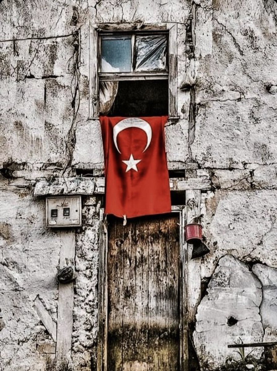 “Pencereden baktığınızda güneşi esirgemiyorsa gökyüzü, birileri bedelini ödediği içindir.”
#PenceKilitOperasyonu 
#sehidinvarTurkiye